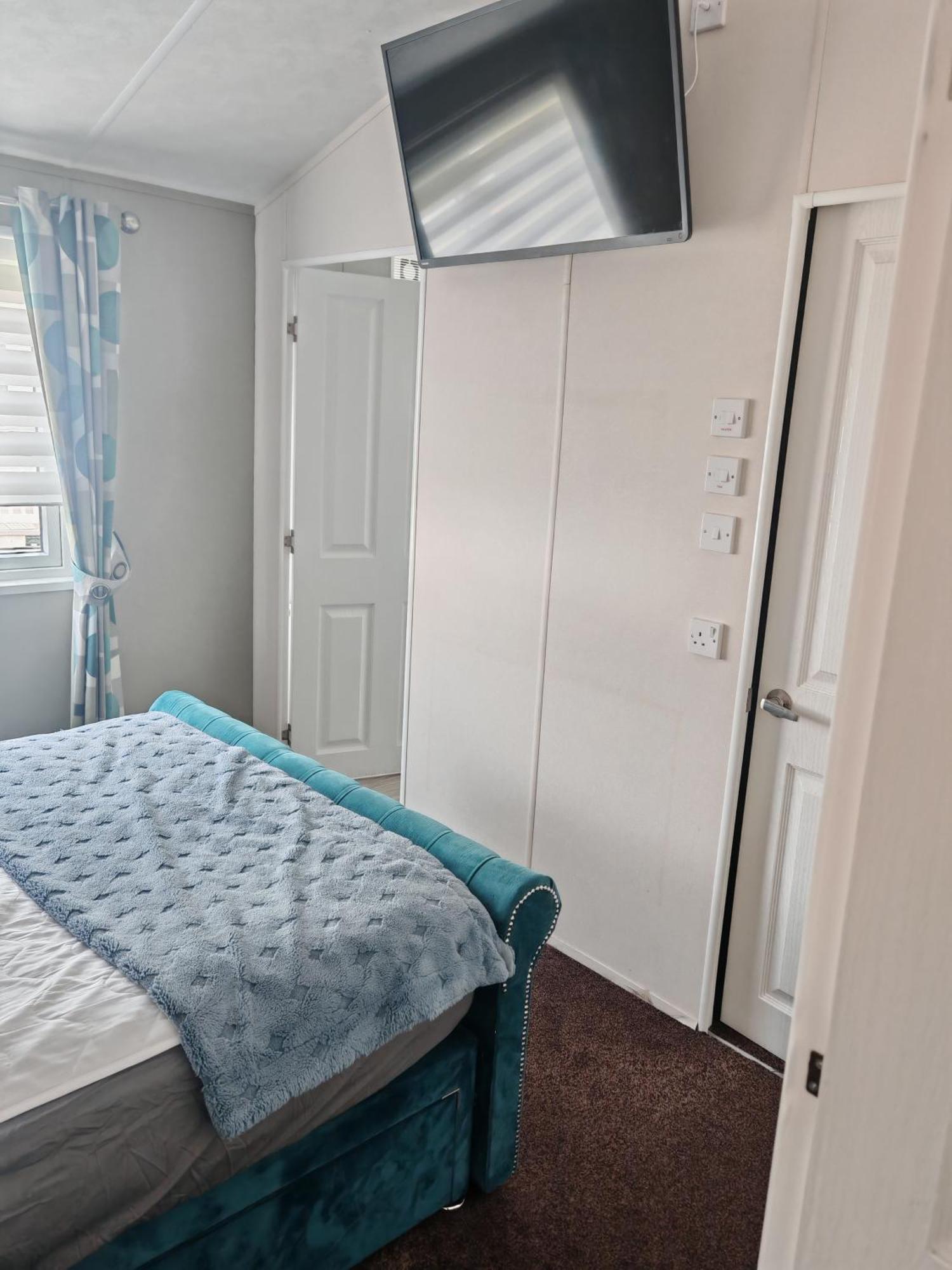 Manor Park Dog Friendly 2 Bed, 6 Berth With Decking 600 Yard's From The In