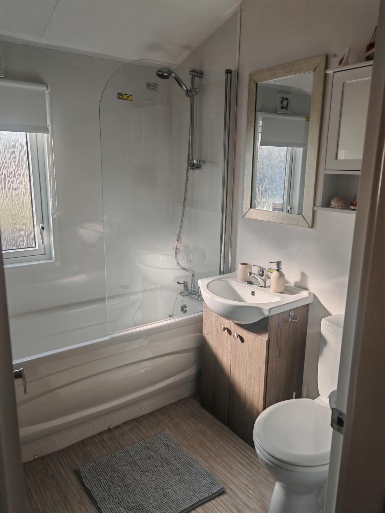 Manor Park Dog Friendly 2 Bed, 6 Berth With Decking 600 Yard's From The In Holiday home
